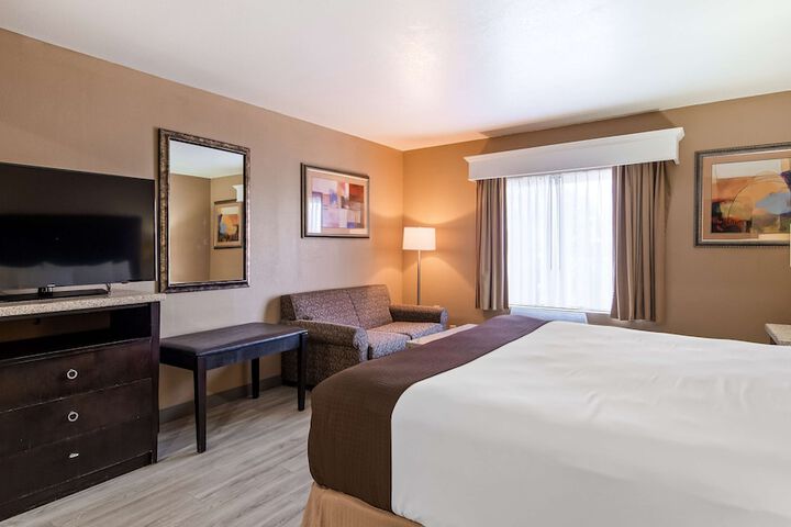 1 King Bed Sofa For Sitting Microwave and Refrigerator Oversized Room Desk Continental Breakfast (17 of 17)