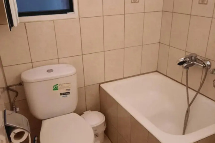 Room 6 of 12