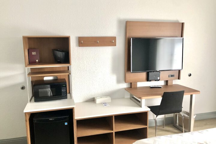 Room 33 of 76