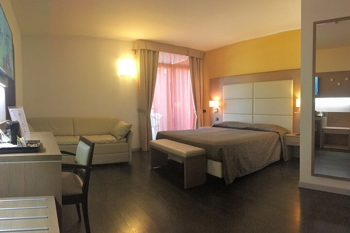 Room 27 of 69