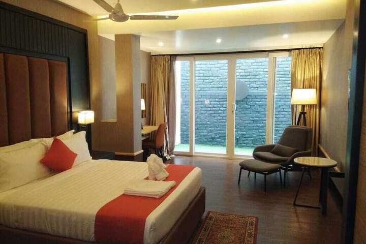 Room 10 of 32