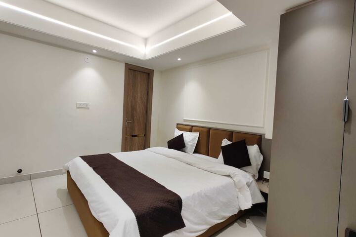 Room 8 of 15