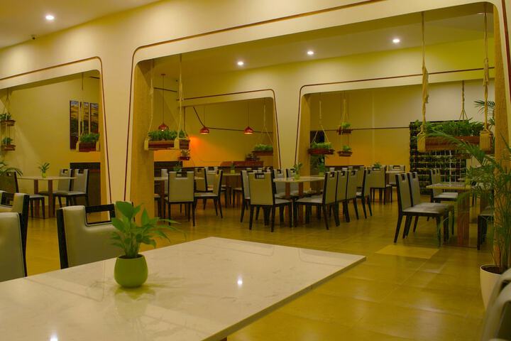 Dining 13 of 19