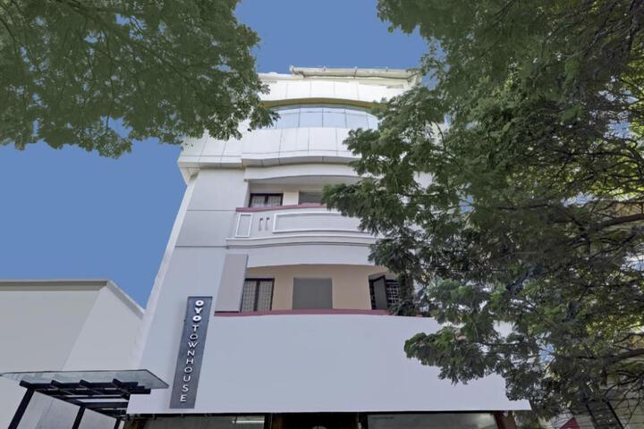 Townhouse G SILVER HOTELS NEAR US BIOMETRIC