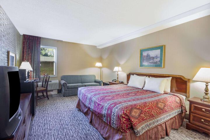 1 King Bed (4 of 7)