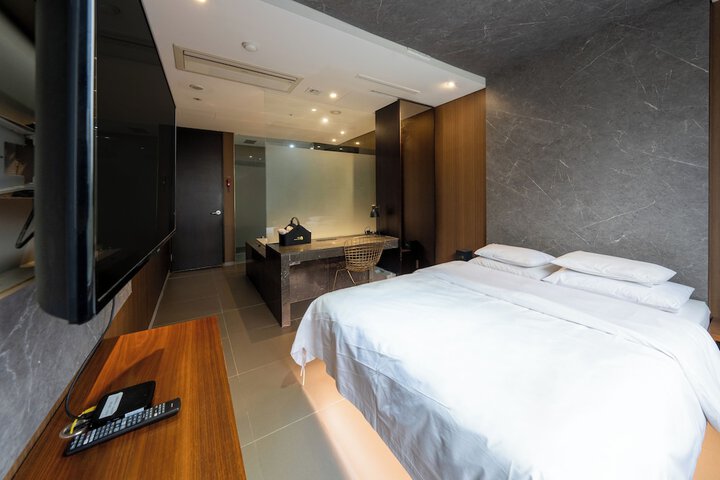 Room 42 of 59