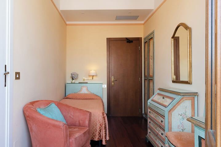 Room 29 of 106