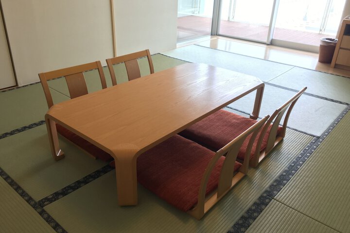 Room 6 of 100