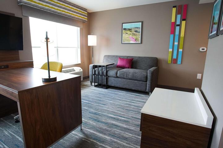 1 King Microwave, Refrigerator Wet Bar Studio Suite