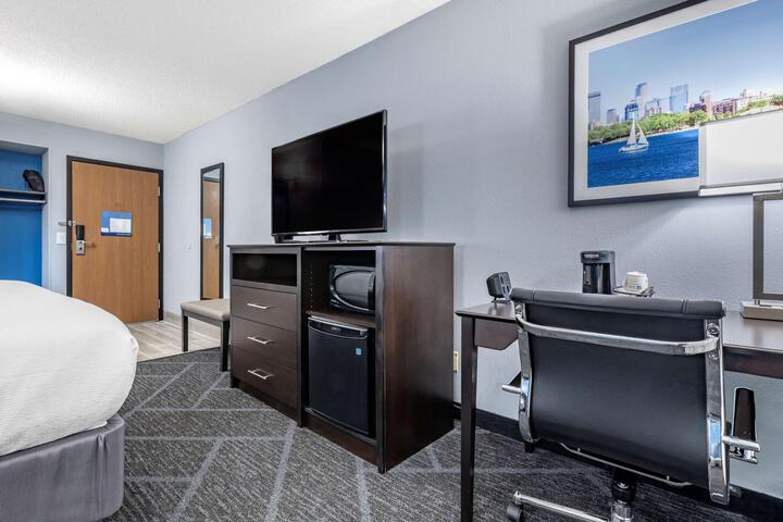 1 King Bed Sitting Area Work Desk Microwave and Refrigerator Full Breakfast (15 of 17)