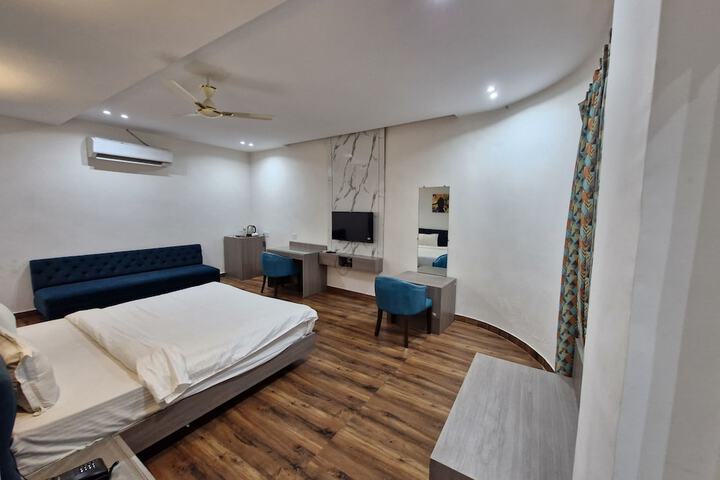 Room 12 of 31