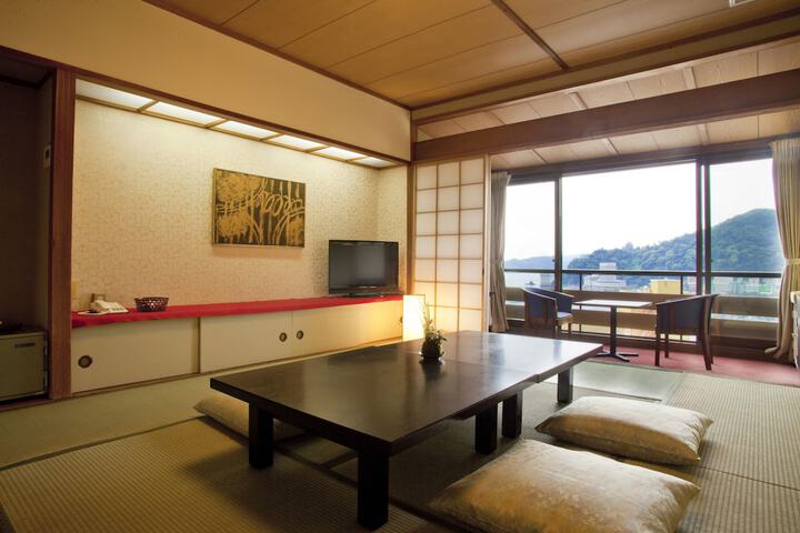 Room 6 of 32
