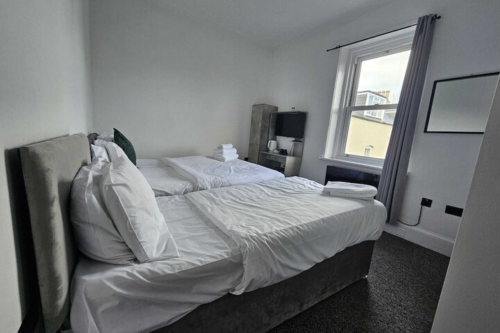 Room 9 of 38