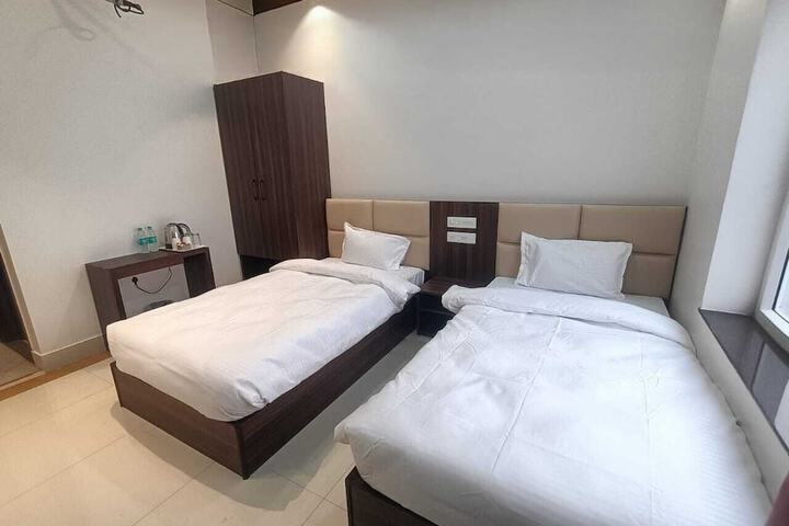 Room 5 of 10