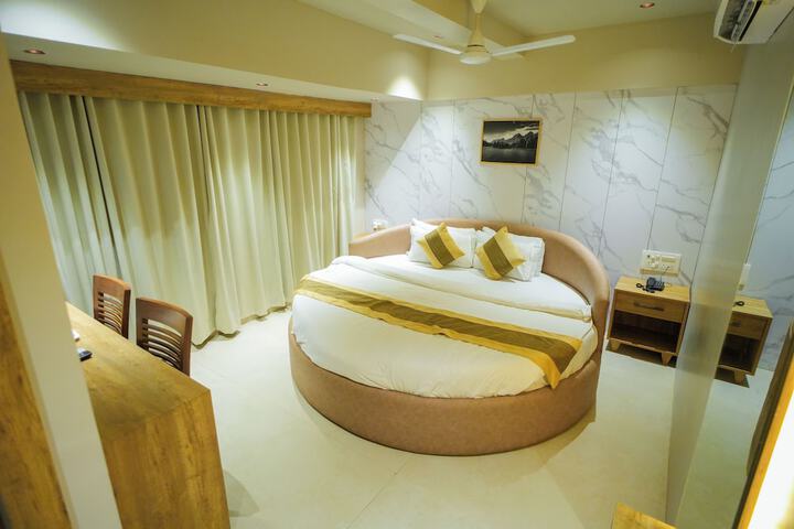 Room 9 of 18