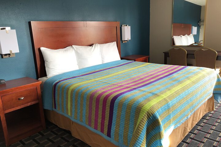 Standard Single Queen Bed (4 of 6)