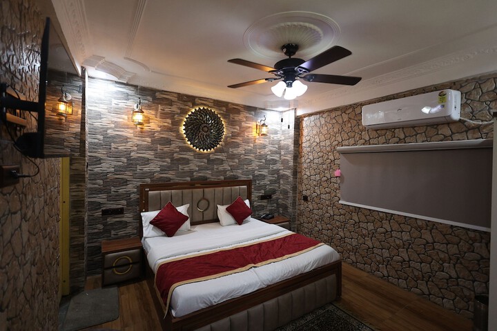 Room 12 of 19