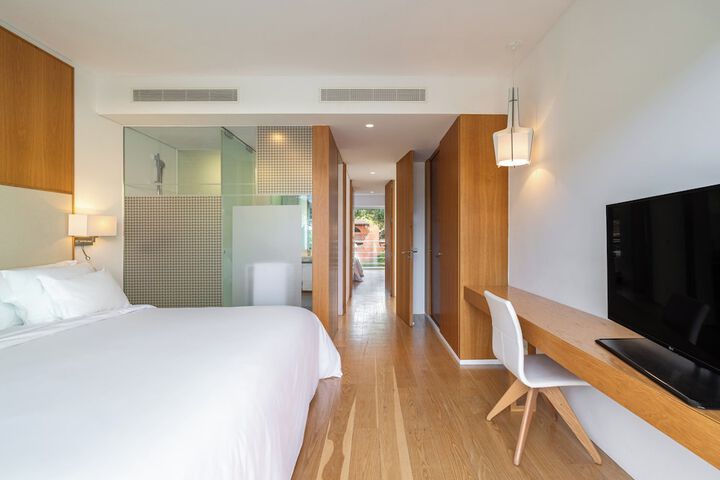 Room 6 of 220