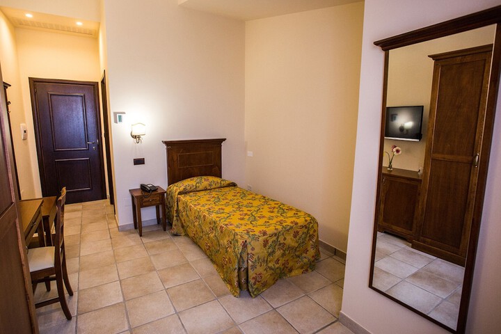 Room 27 of 27