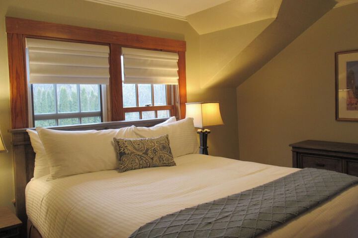 1 Queen Bed (22 of 39)