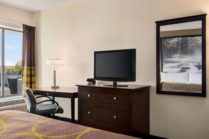1 Double Bed Mobility Hearing Accessible Room Bathtub with Grab Bars (9 of 10)