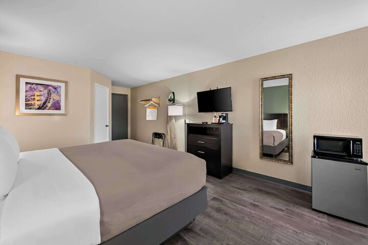 1 King Bed (1 of 14)