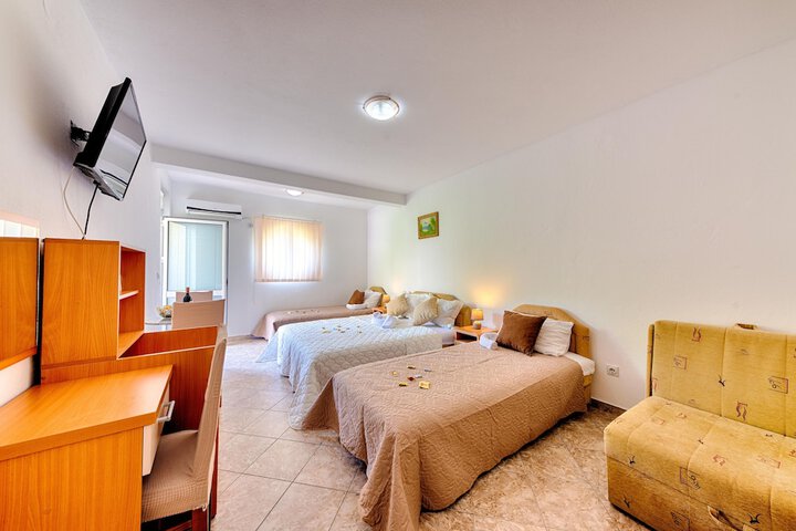 Room 12 of 28