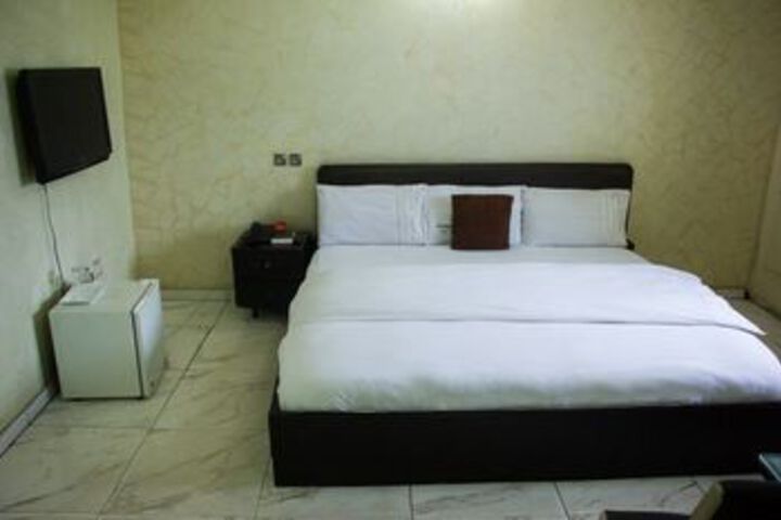 Room 16 of 37
