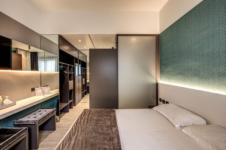 Room 7 of 32