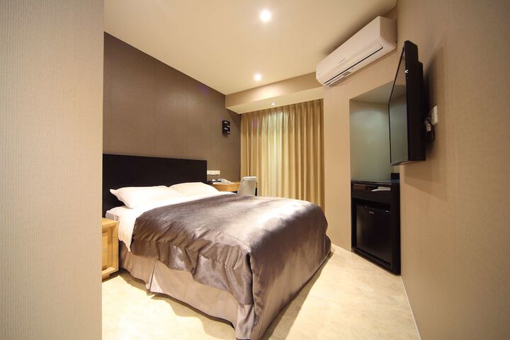 Room 13 of 31