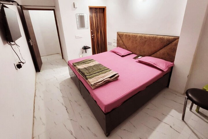 Room 4 of 7