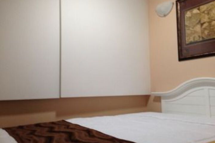 Room 5 of 18