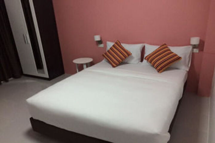 Room 7 of 18
