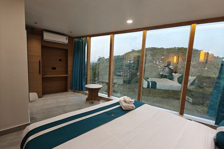 Room 11 of 21