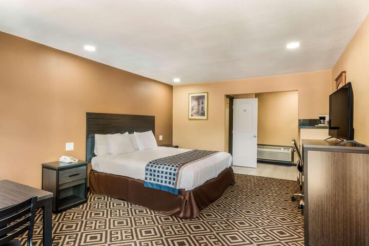 1 King Bed (5 of 7)
