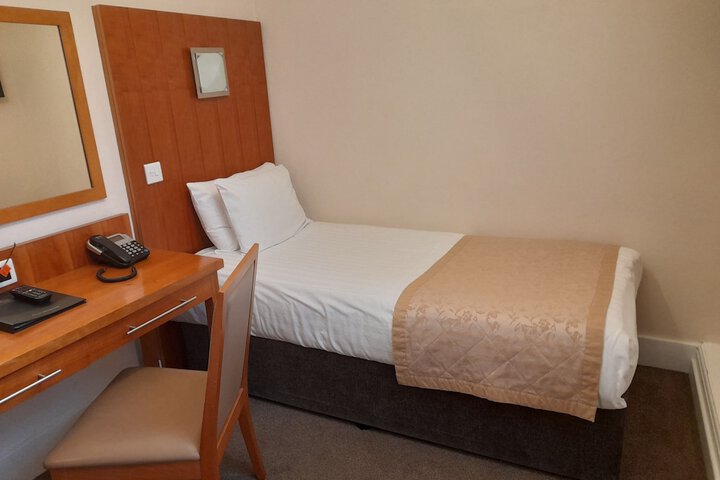 Room 32 of 142