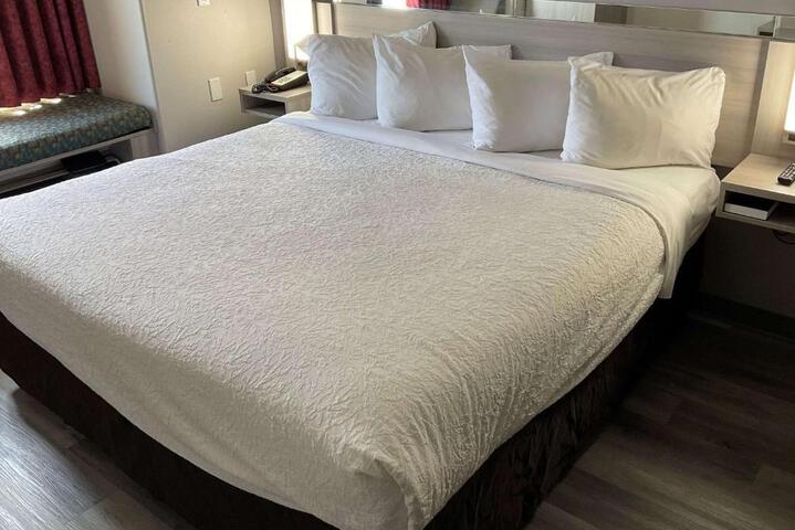 1 King Bed (1 of 12)