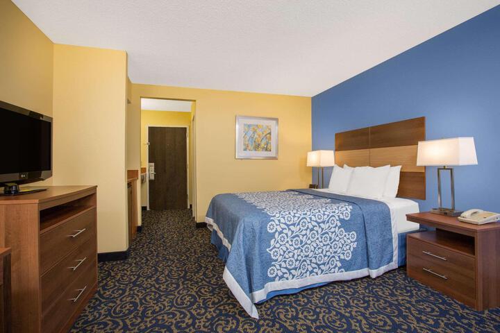 1 Queen Bed Accessible Room (2 of 10)