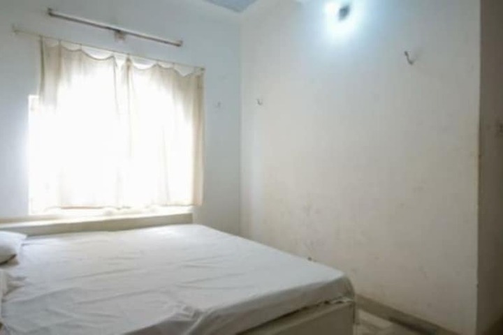 Room 6 of 12