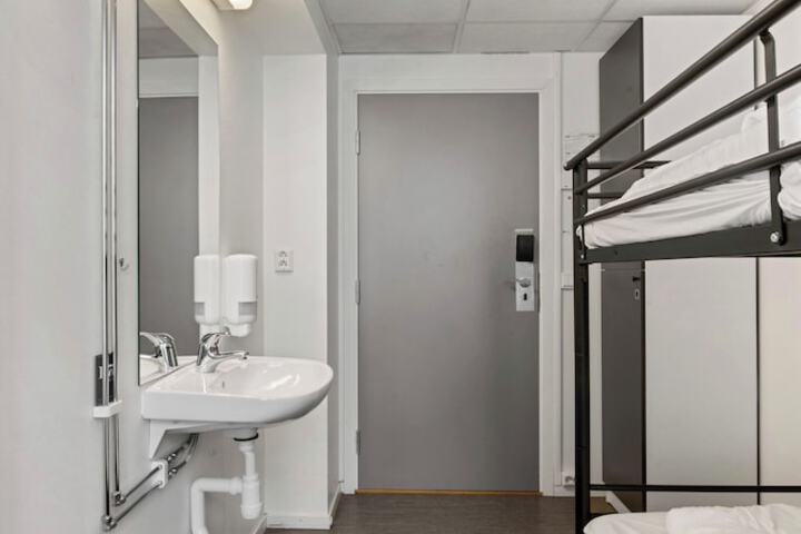Room 41 of 64