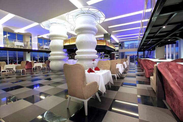 Lounge 30 of 46