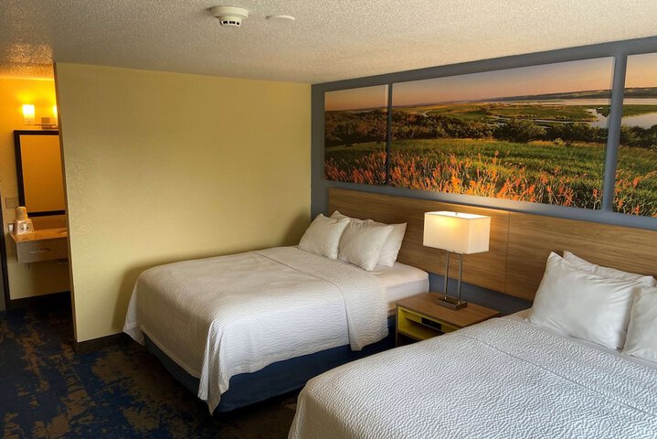 1 Queen Bed (6 of 29)