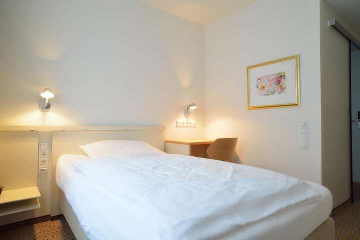 Room 9 of 27