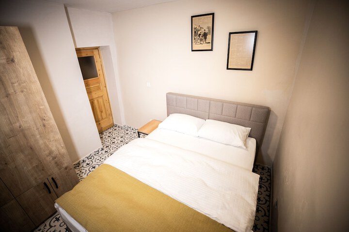 Room 8 of 42