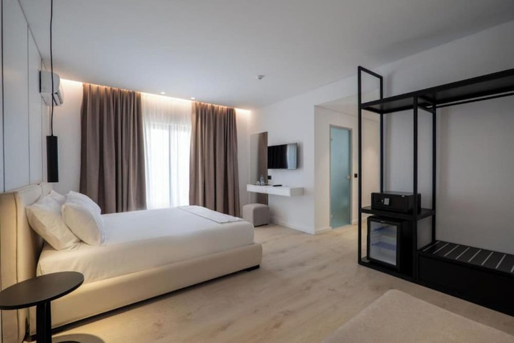 Room 12 of 100
