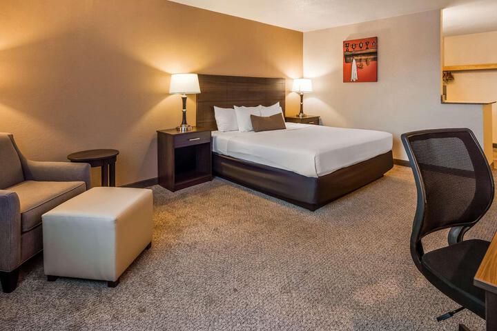 1 King Bed First Floor Microwave and Refrigerator WiFi Full Breakfast (23 of 26)