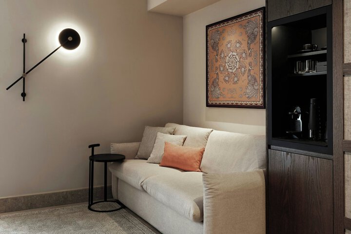 Lounge 74 of 99
