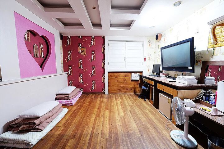 Room 13 of 31