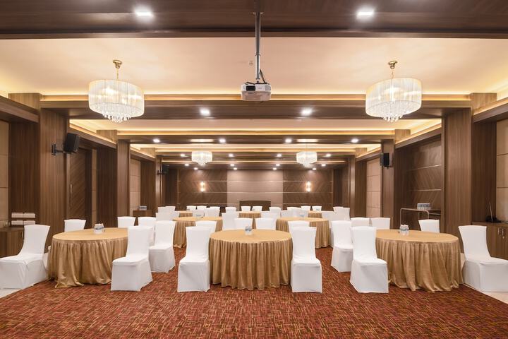 Ballroom/Hall 32 of 38