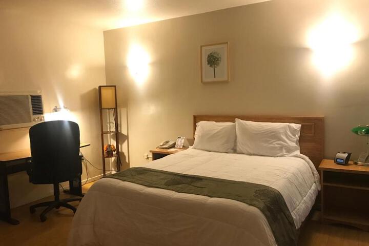 1 Queen Bed (7 of 12)